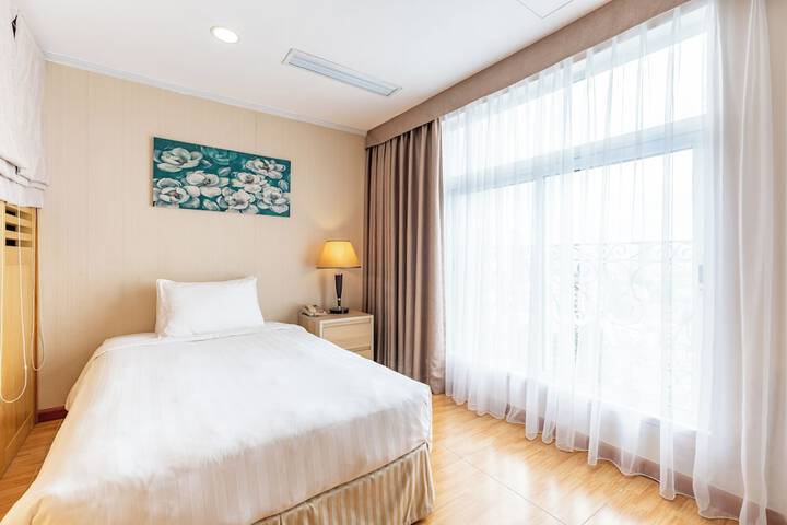 Room 83 of 184
