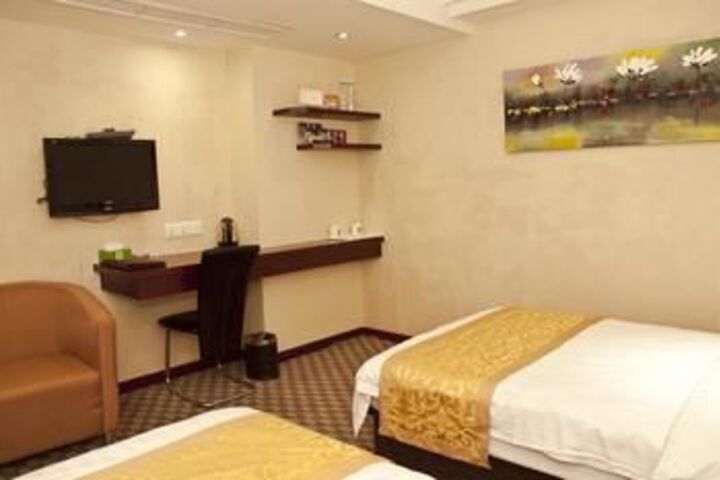 Room 28 of 83