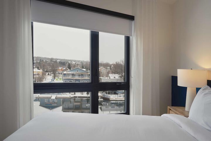 209 2nd Floor Studio Murphy Queen Bed with Balcony (81 of 95)