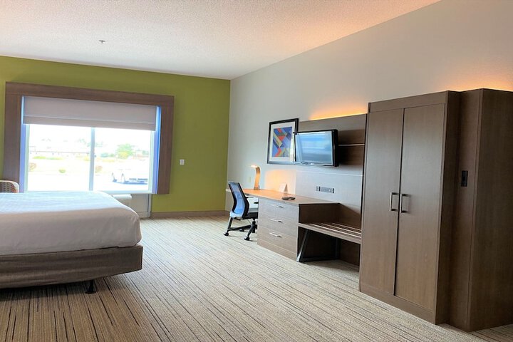 1 King Bed (2 of 27)