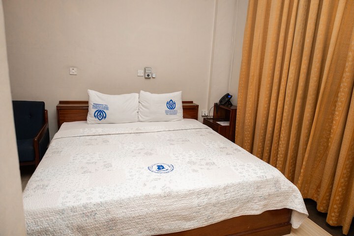 Room 5 of 12