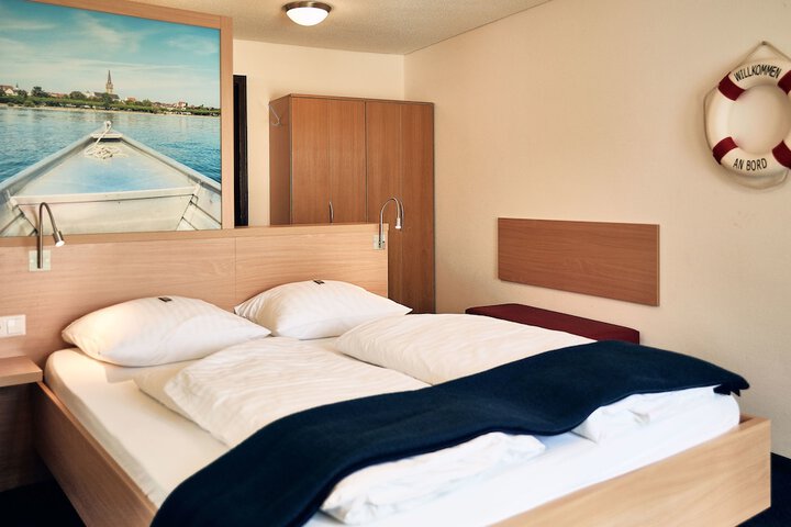 Room 4 of 77