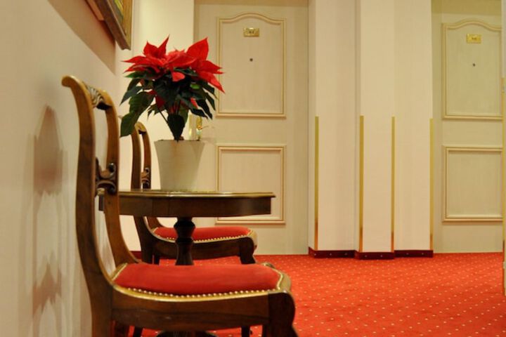 Ballroom/Hall 83 of 90