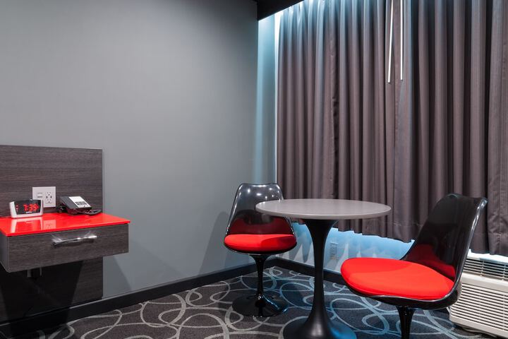 Deluxe King Room (6 of 11)