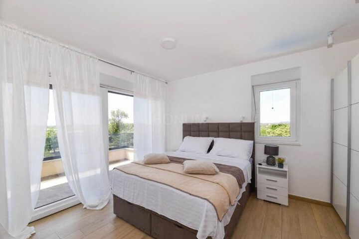 Room 3 of 33