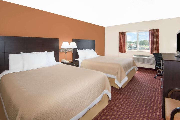 2 Queen Beds (1 of 11)