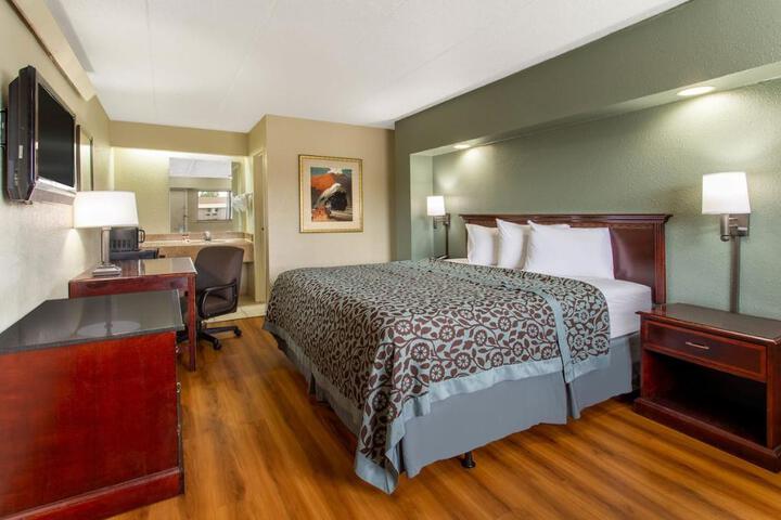 1 King Bed (6 of 8)
