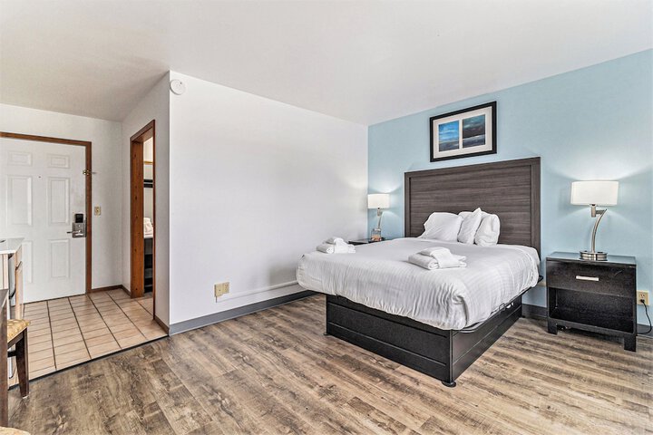 Economy Queen Bed Lake View Patio (63 of 82)