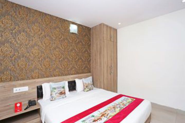 Room 12 of 25