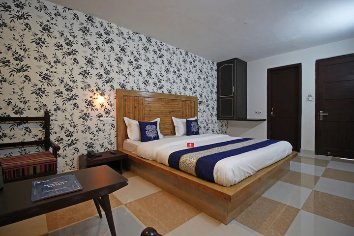 Room 2 of 10