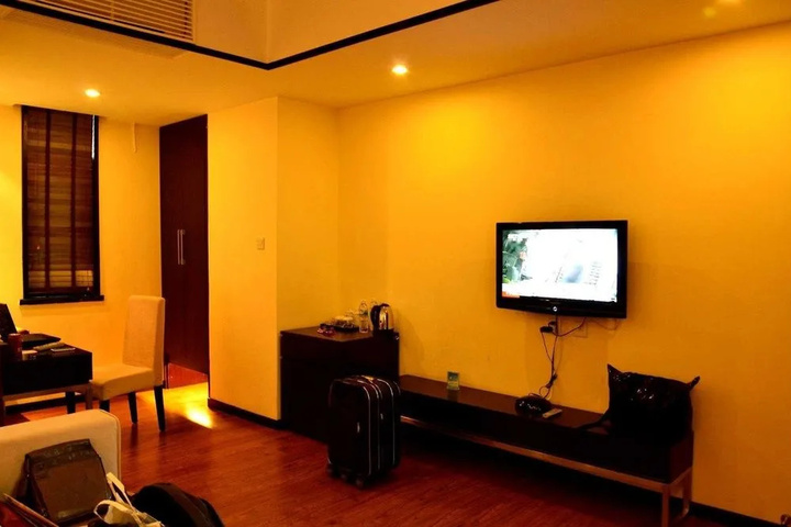 Room 10 of 14