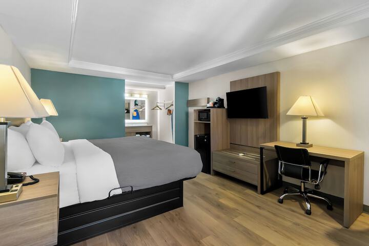 Quadruple King Bed (1 of 9)