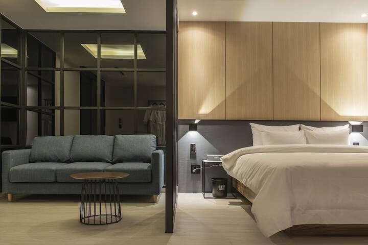 Room 6 of 17