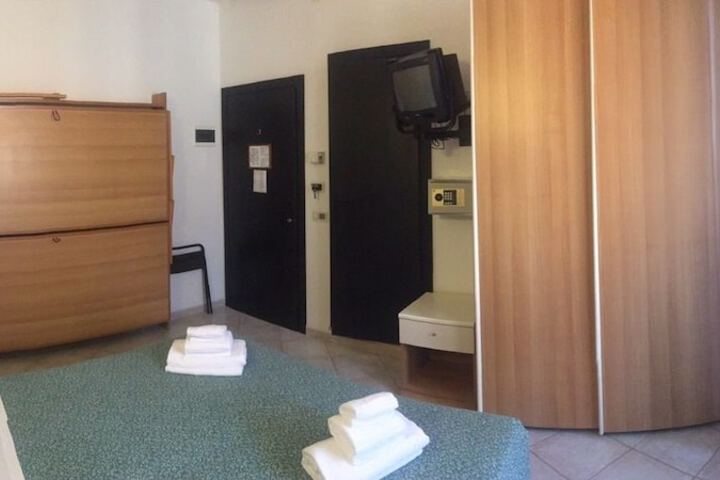 Room 3 of 16