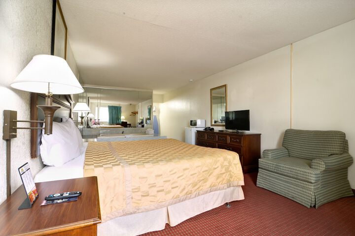 1 King Bed (6 of 8)
