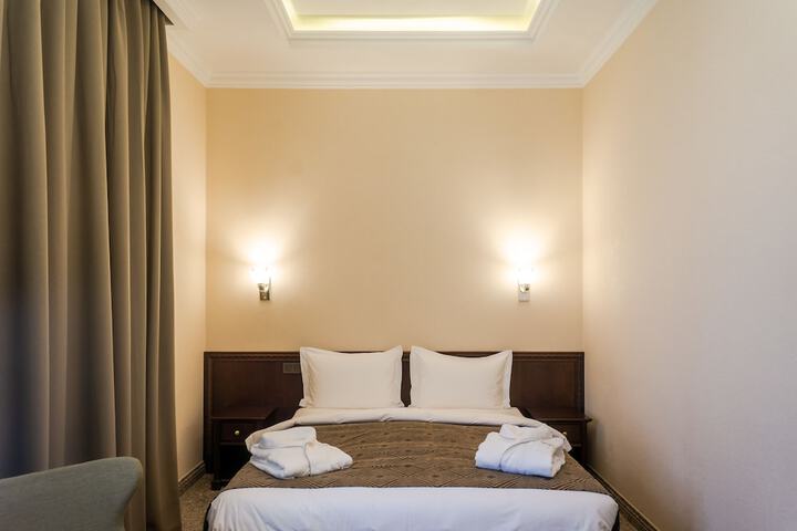 Room 8 of 28