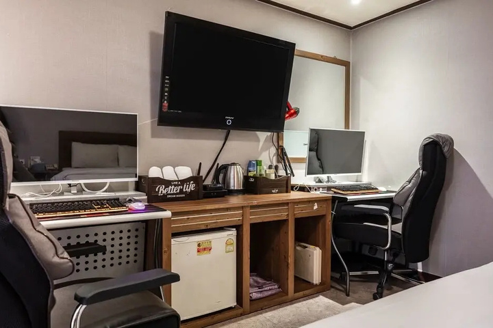 Room 2 of 15