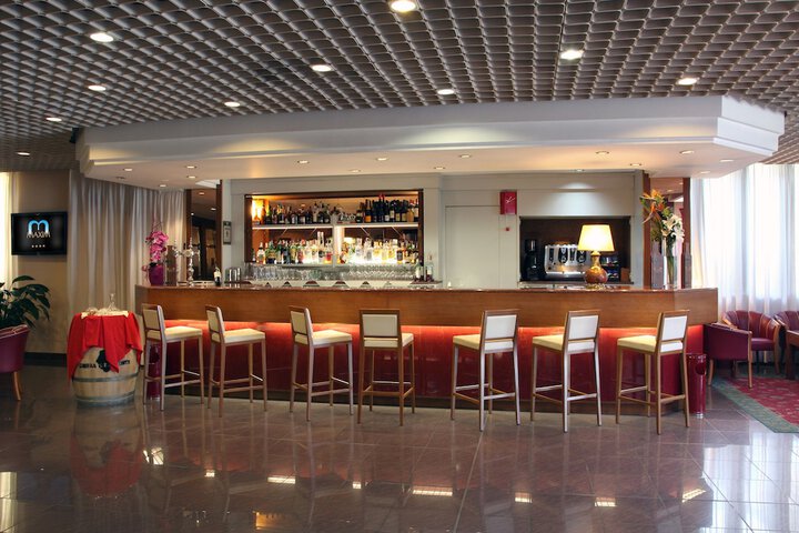 Lounge 95 of 130