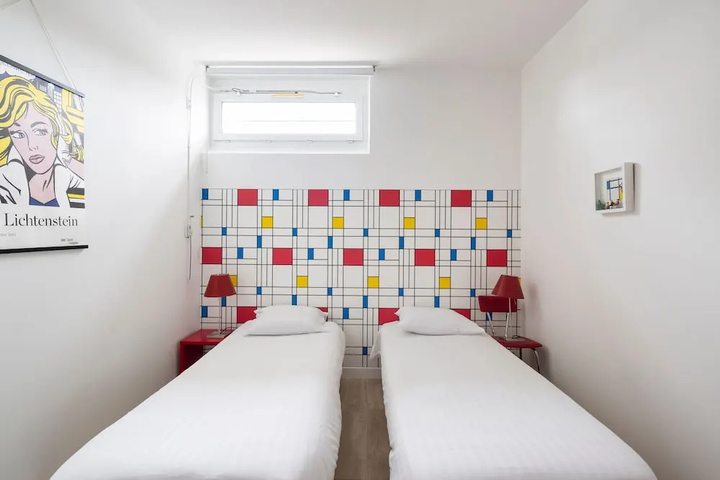 Room 10 of 16