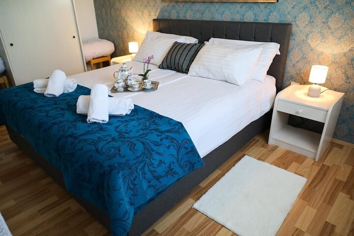 Room 2 of 102