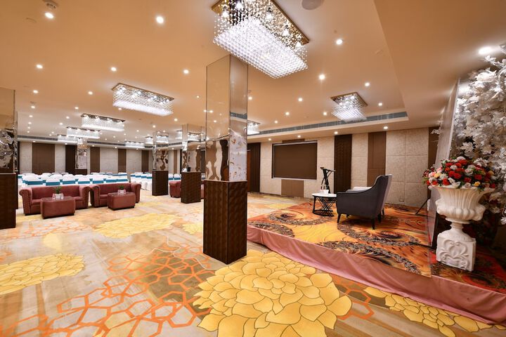 Ballroom/Hall 26 of 33