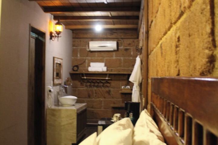 Room 8 of 38