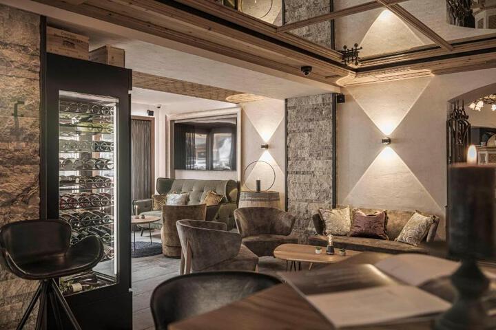 Lounge 2 of 23