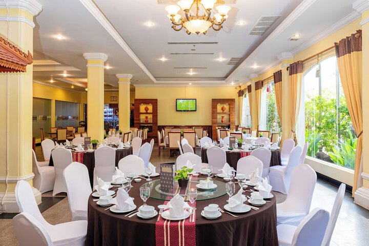 Dining 90 of 133