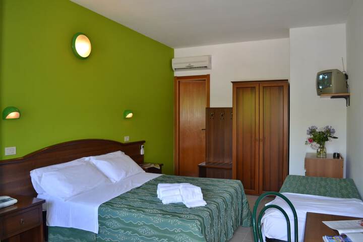 Room 11 of 100
