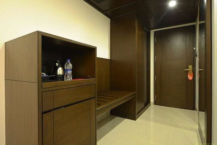 Ballroom/Hall 28 of 30
