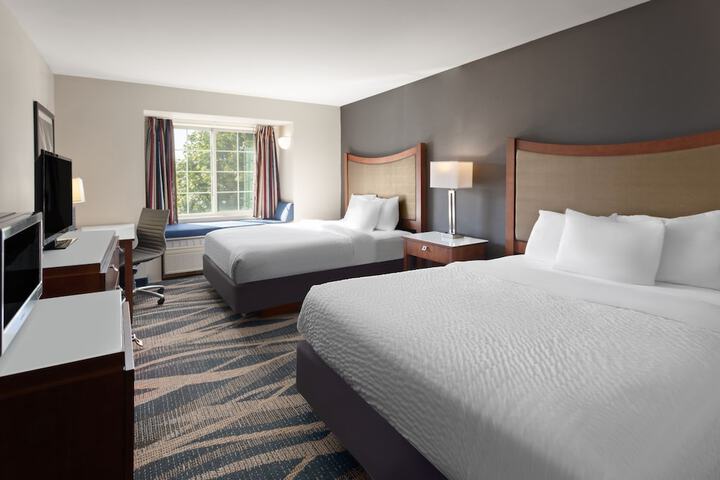 1 Queen Bed (16 of 21)