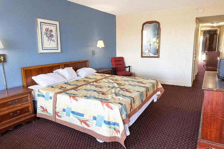 1 King Bed (12 of 44)