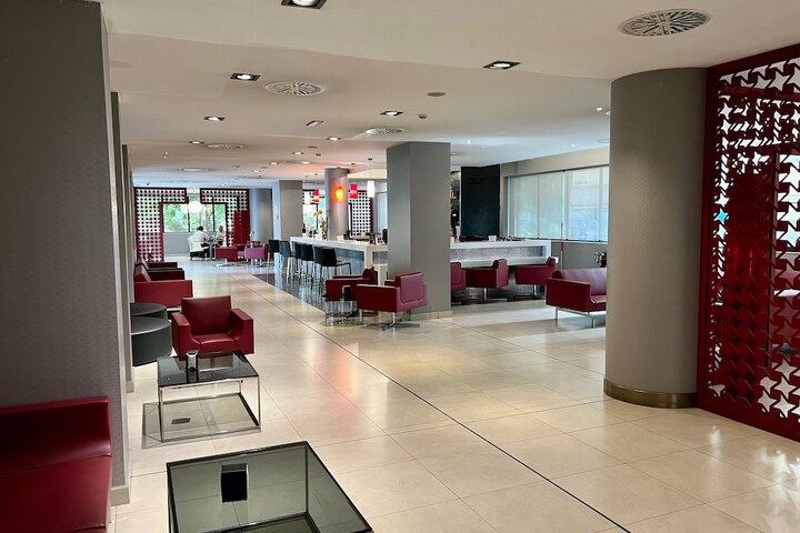 Lounge 69 of 78