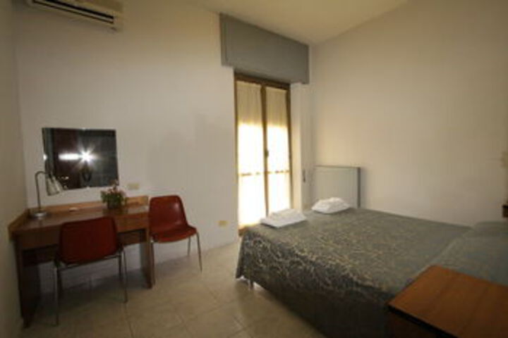 Room 27 of 40