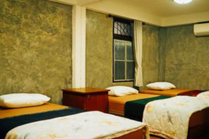 Room 5 of 11