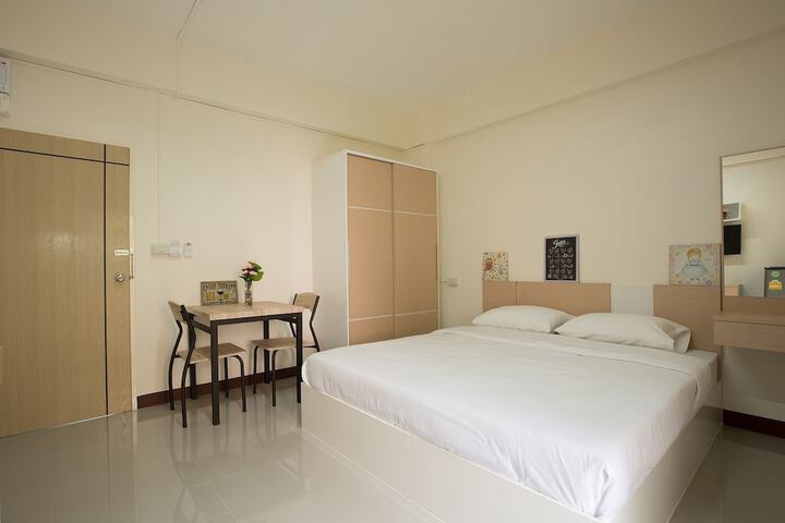 Room 5 of 9