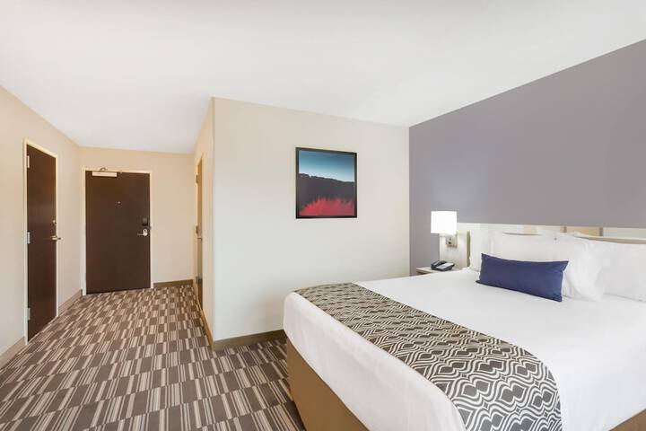Room 8 of 33