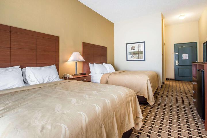 2 Queen Beds (2 of 13)