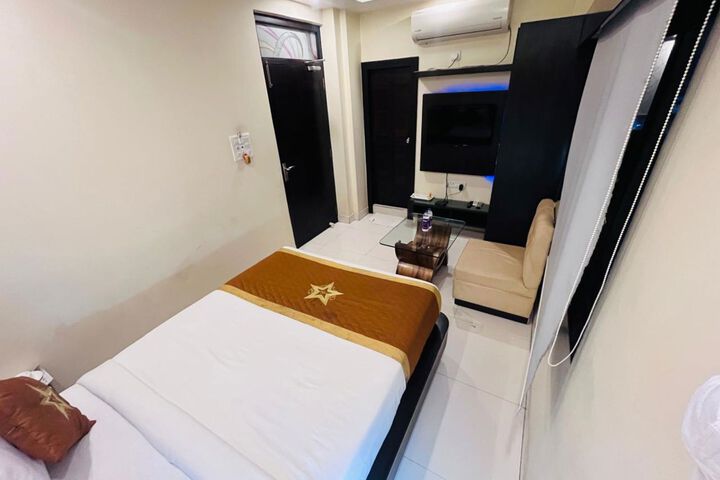 Room 12 of 18