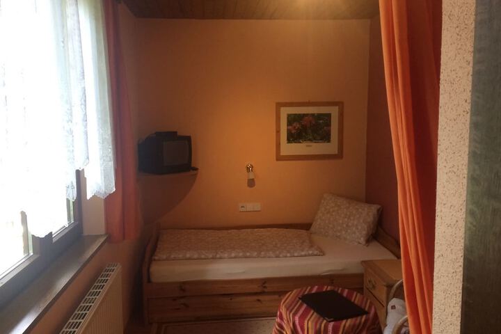 Room 3 of 28