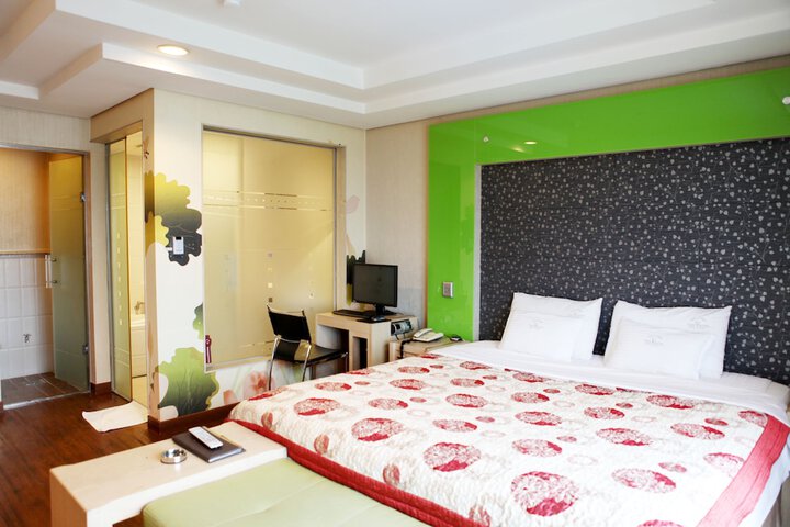 Room 9 of 33