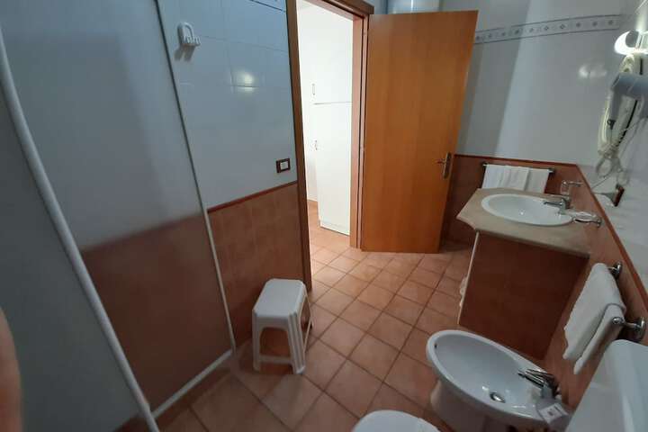 Room 180 of 249