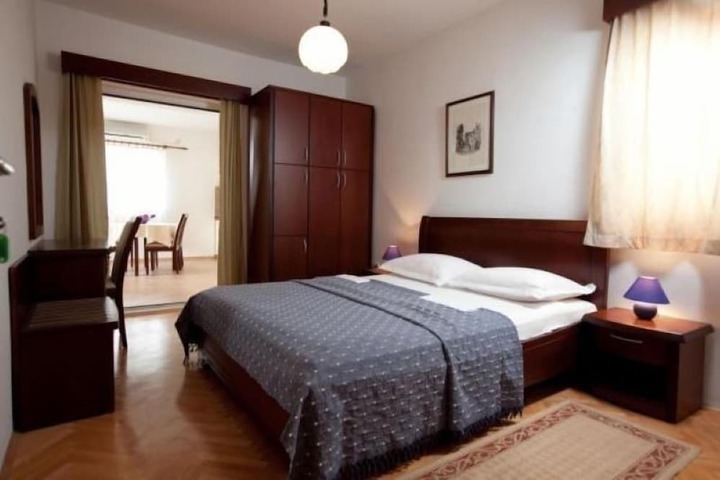 Room 2 of 35