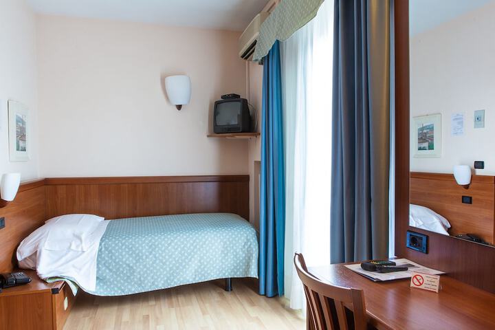 Room 8 of 36