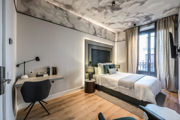 Room 6 of 18