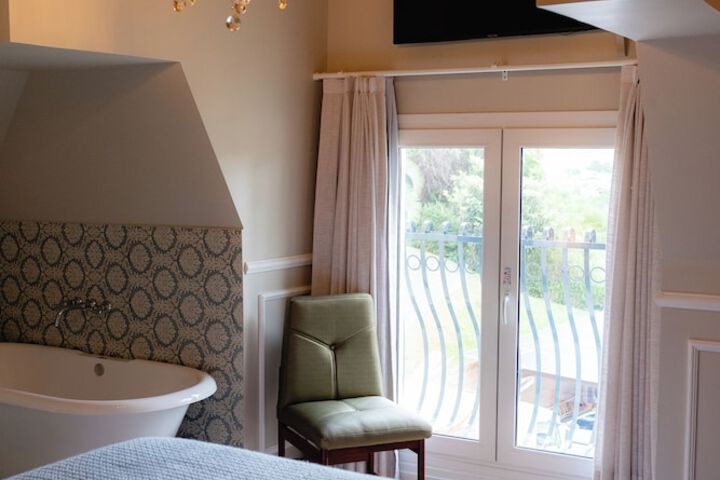 Room 42 of 136