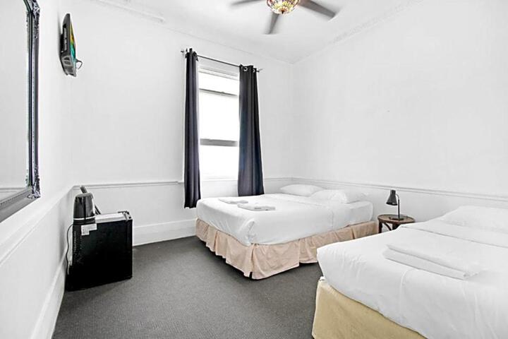 Room 32 of 38