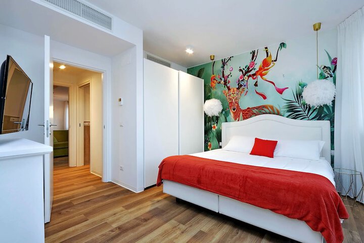 Room 35 of 195