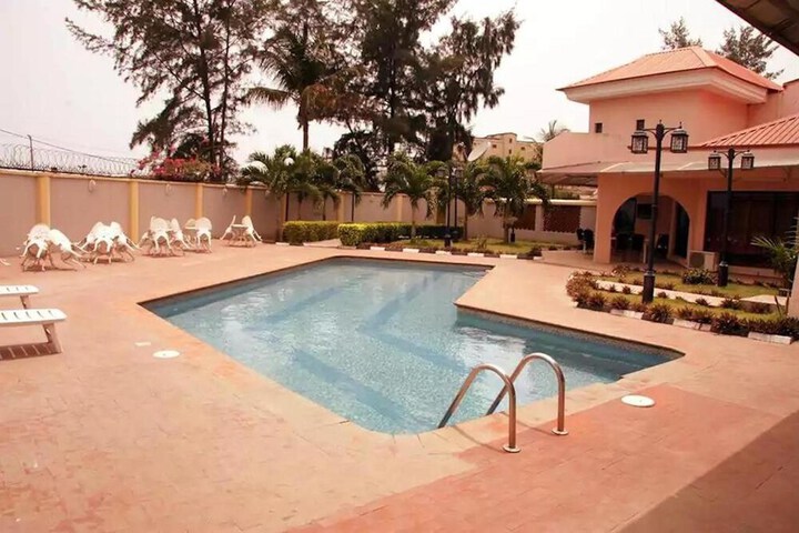 Pool 33 of 44
