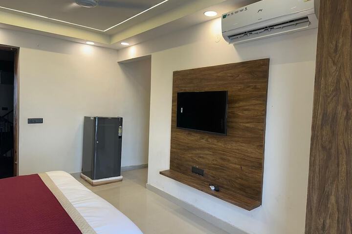 Room 2 of 6